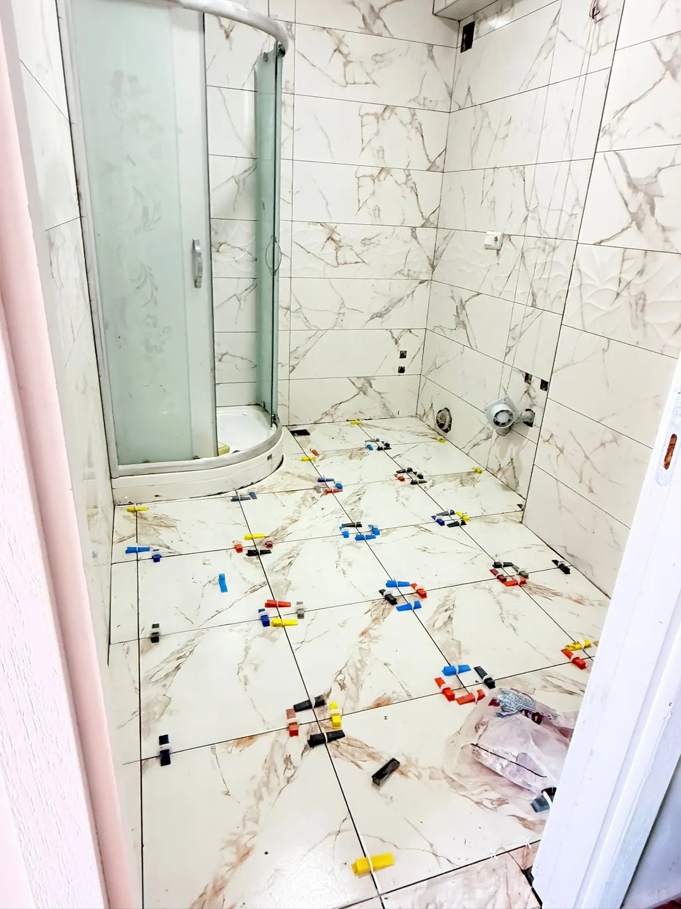 Derz ve köşe bitiş detaylarını gösteren yakın plan fotoğraf