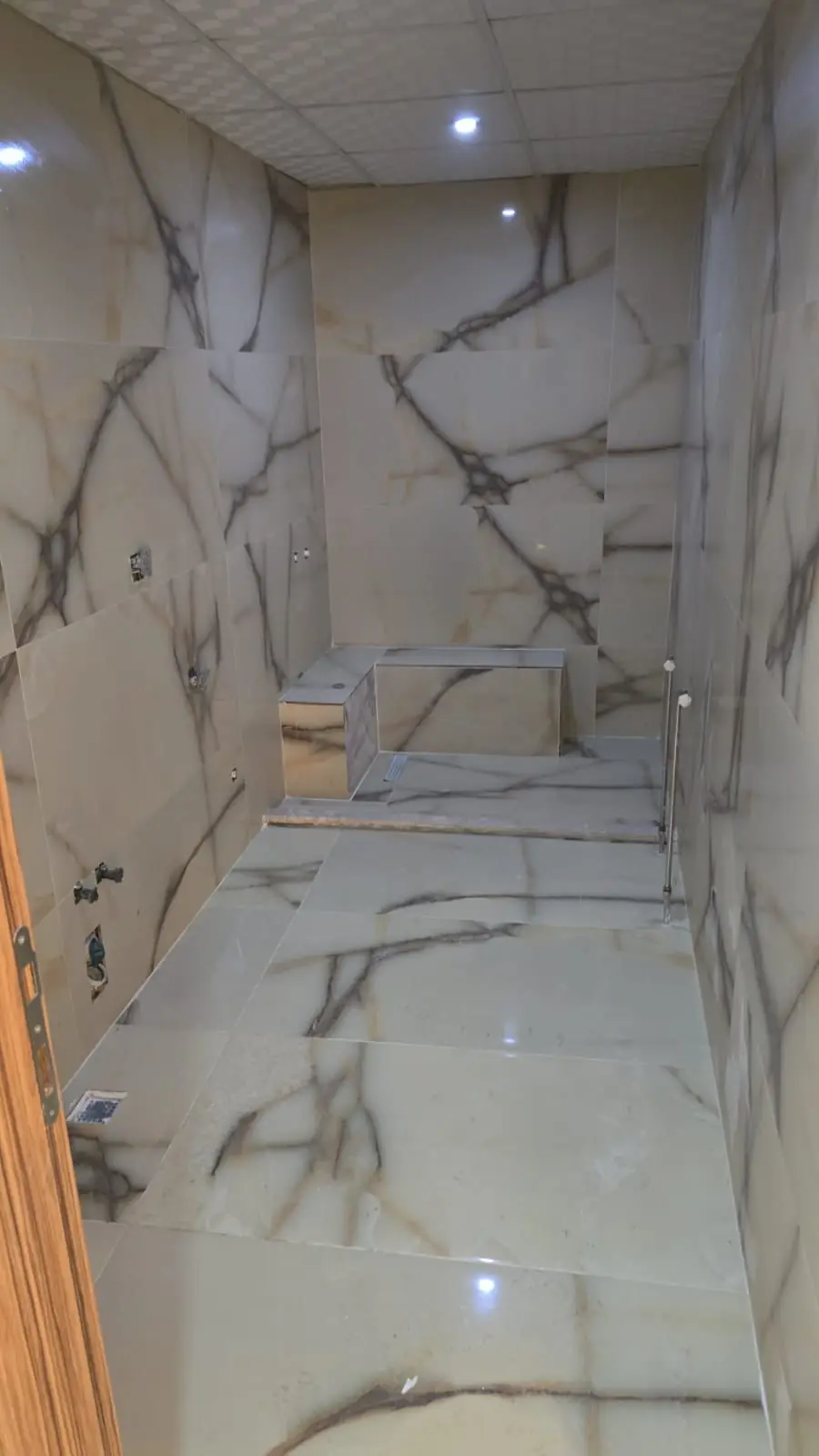 Seramik döşeme sırasında yapılan uygulama detayı